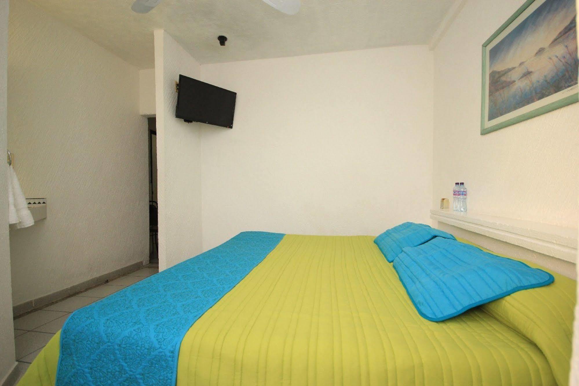 Capital O Hotel Plaza Premier Leon Exterior photo